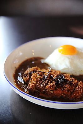 포토 JPG 해외이미지 검은배경 실내 사람없음 아웃포커스 돈가스 계란프라이 카레 카레돈가스 해외포토 음식 백그라운드 촬영기법 내부 검은색 커틀릿 계란요리 파일형식 이미지허브