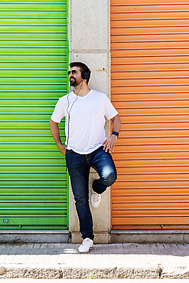 포토 JPG 해외이미지 1 라이프스타일 응시 남자 행복 여유 음악 벽 이어폰 백그라운드 티셔츠 휴식 수염 실내 한명 서기 사람 성인 캐주얼 초록색 선글라스 유행 맑음 헤드폰 기댐 소리 듣기 표현 오디오 혼자 스타일 힙스터 해외포토 시선 옷 패션 감정 안경 컬러 음향기기 컨셉 셔츠 모션 날씨 문화예술 내부 생활 전자제품 파일형식 이미지허브