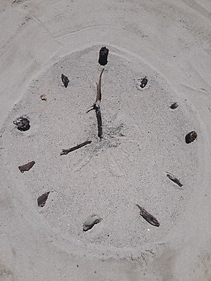 포토 JPG 해외이미지 아이콘 얼굴 모래 바다 시계 백그라운드 컨셉 밭 자연 유리 휴가 사람없음 야외 태양 캠핑 하이킹 사막 조약돌 흰색 시간 원형 심볼 손목시계 모래시계 타이머 분 생존 해외포토 자연요소 도형 컬러 농업 장신구 재질 레저 신체부위 돌_바위 생태계 파일형식 이미지허브