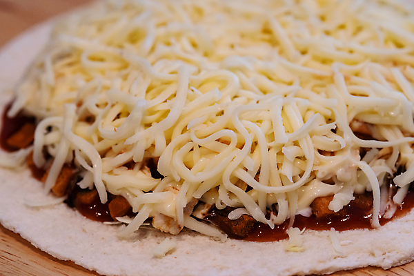 포토 JPG 해외이미지 직업 접시 손 음식 조각 백그라운드 토마토 채소 재료 탁자 불 치즈 피자 건강 육류 요리 사람없음 목재 주방 식당 요리사 식사 저녁식사 이탈리아 시골 손전등 신선 뜨거움 오븐 맛 굽기 속도 준비 올리브 반죽 후추 점심식사 연소 모짜렐라치즈 번 핸드메이드 해외포토 자연요소 나무 식기 열매 유럽 빵 가구 컨셉 식재료 조명 유제품 패스트푸드 서양음식 신체부위 상점 가전제품 구이 향신료 파일형식 이미지허브