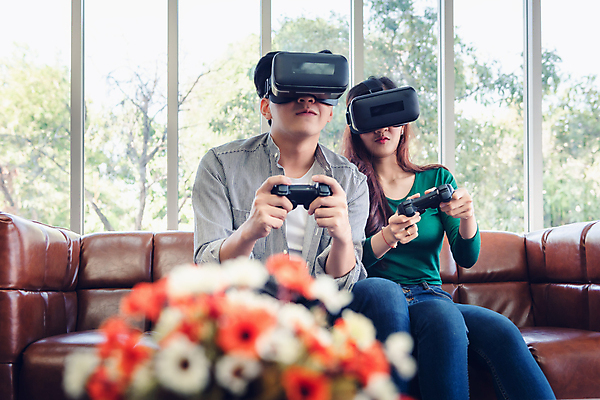 포토 JPG 해외이미지 커플 여자 남자 창문 주택 실내 들기 앉기 동양인 상반신 성인 두명 소파 게임기 가상현실 성인만 VR기기 해외포토 의자 관계 모션 사람 인종 내부 건물 기계 파일형식 이미지허브