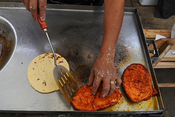 포토 JPG 해외이미지 전통 접시 음식 고추 탁자 치즈 멕시코 옥수수 요리 한명 목재 컬러풀 주방 식당 식사 저녁식사 뜨거움 맛 향신료 준비 매움 성분 히스패닉 점심식사 살사댄스 섞기 핸드메이드 해외포토 나무 1 식기 컬러 가구 컨셉 북아메리카 채소 재료 유제품 곡류 사람 상점 춤 향미료 파일형식 이미지허브