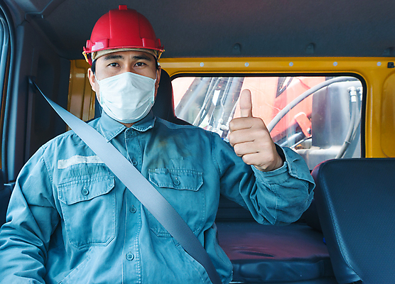 포토 JPG 해외이미지 남자 비즈니스 교통시설 자동차 태국 노동자 건강 가면 한명 안전 사람 동양인 건강관리 중국 고통 트럭 운전사 바이러스 닫기 보호 질병 감염 짐차 트레일러 그만 인플루엔자 전염병 캡모자 필터 코로나바이러스 해외포토 직업 모자_잡화 1 감정 아시아 육상교통 교통 컨셉 의학 모션 관리 인종 시설 파일형식 이미지허브
