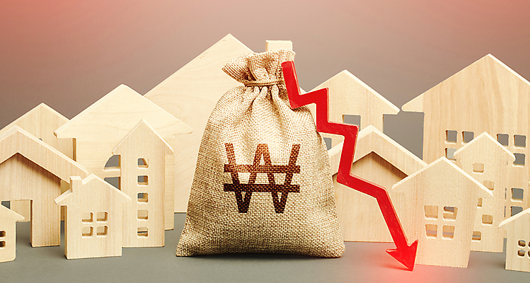 포토 JPG 해외이미지 화살표 컨셉 돈 부동산 사람없음 금융 경제 원화 돈자루 시장 재산 떨어짐 가격 하락 건축모형 가치 평가 부동산가격 위기 비용 해외포토 모형 파일형식 이미지허브