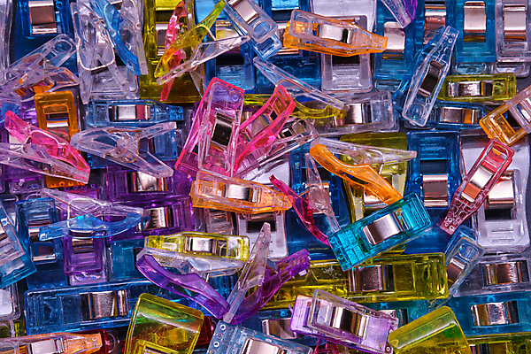 포토 JPG 해외이미지 옷 분홍색 장신구 취미 사람없음 빨간색 초록색 파란색 노란색 손상 수확 골동품 흰색 기구 공구 직물 면 실 바느질 클립 재단 그런지 이발사 해외포토 컬러 컨셉 농업 도구 파일형식 이미지허브