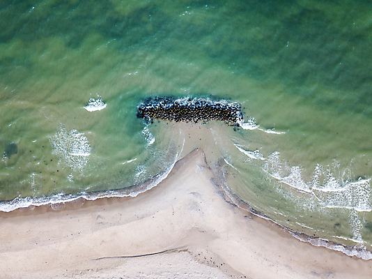 포토 JPG 해외이미지 유럽 모래 바다 여행 백그라운드 자연 안테나 덴마크 풍경 사람없음 물 파란색 모래사장 뷰티 쌓기 바위 보호 정상 부식 방파제 공학 드론 발트해 해외포토 자연요소 공공시설 교육 나라 컬러 컨셉 통신 모션 북유럽 돌_바위 생태계 파일형식 이미지허브
