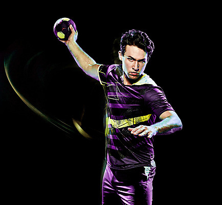 포토 JPG 해외이미지 스튜디오촬영 백인 응시 남자 스포츠 청소년 검은배경 실내 한명 상반신 성인 핸드볼 핸드볼선수 핸드볼공 성인남자한명만 해외포토 서양인 1 시선 백그라운드 공 운동선수 사람 내부 구기 검은색 남자한명만 성인남자만 파일형식 이미지허브