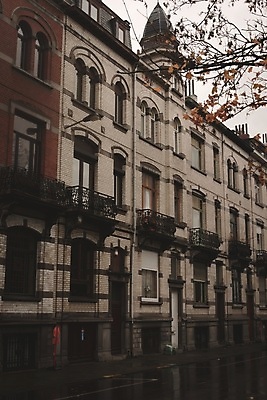 포토 JPG 해외이미지 전통 계절 유럽 백그라운드 건축양식 창문 벽돌 거리 주택 돌담 사람없음 건물 젖음 추위 발코니 가을 흰색 도시 벨기에 좁은 브뤼셀 스타일 해외포토 건축물 건축 나라 컬러 담장 돌_바위 서유럽 파일형식 이미지허브