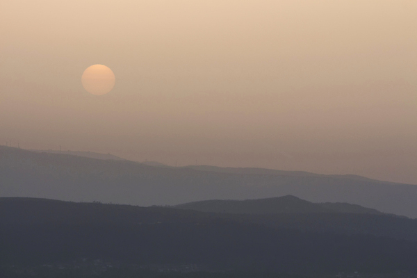 포토 JPG 해외이미지 공원 실루엣 오렌지 자연 하늘 풍경 경사 사람없음 야외 햇빛 태양 평화 일출 황혼 일몰 새벽 안개 가을 황금 언덕 심플 층 스카이라인 수평선 해외포토 자연요소 계절 공공시설 컨셉 과일 날씨 촬영기법 노을 생태계 파일형식 이미지허브