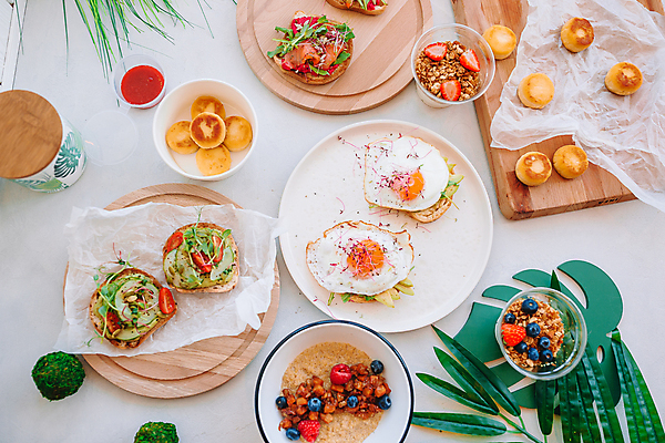 포토 JPG 해외이미지 그릇 접시 빵 딸기 실내 사람없음 아침식사 계란프라이 시리얼 흰배경 블루베리 건강식 나무도마 나무접시 브루스케타 해외포토 식기 음식 백그라운드 과일 도마 내부 목재 식사 흰색 계란요리 파일형식 이미지허브