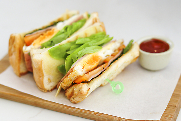 포토 JPG 해외이미지 실내 샌드위치 사람없음 아침식사 흰배경 나무도마 종이호일 해외포토 음식 백그라운드 도마 내부 목재 식사 흰색 파일형식 이미지허브