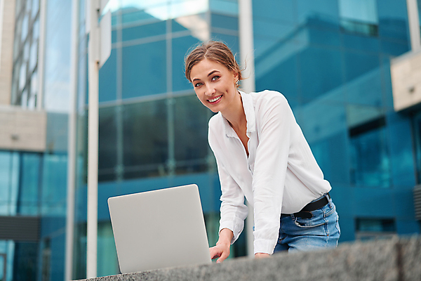 포토 JPG 해외이미지 백인 직업 여자 행복 생각 인터넷 비즈니스 사업가 성공 한명 야외 건물 금융 노트북 반사 공책 웹 거래 비즈니스우먼 자신감 우아함 연결 종업원 중개인 경영자 온라인 전자상거래 경영 독립 온라인강의 채팅 중소기업 해외포토 서양인 1 건축물 감정 컨셉 회사 문구용품 사람 경제 전자제품 직장인 강의 리더 파일형식 언택트 이미지허브