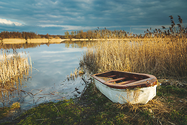 포토 JPG 해외이미지 호수 여행 교통시설 자연 하늘 낚시 휴식 갈대 풍경 사람없음 목재 물 강 햇빛 어둠 황혼 보트 저녁 작음 옛날 해외포토 자연요소 나무 식물 교통 컨셉 배_교통 재료 레저 태양 일몰 야간 크기 시설 생태계 파일형식 이미지허브