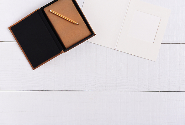 포토 JPG 해외이미지 종이 탁자 주택 사람없음 목재 책 사무실 우주 쪽지 공책 공백 흰색 플랫 잡지 은색 정상 책상 머리위 위치 패드 스타일링 목업 미니멀 해외포토 나무 컬러 가구 비즈니스 재료 문구용품 건물 간행물 파일형식 이미지허브