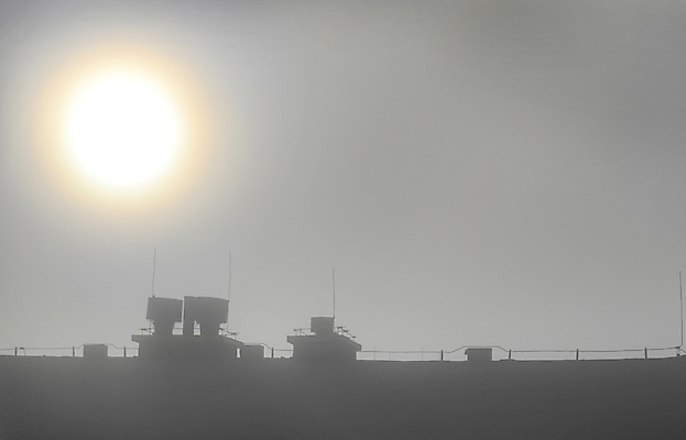 포토 JPG 해외이미지 모양 외관 실루엣 건축양식 지붕 부동산 날씨 주택 굴뚝 사람없음 야외 건물 빛 태양 블록 회색 습기 촉촉함 추위 안개 물방울 수증기 이슬 옥상 묘사 윤곽 광 배기가스 뿌연 해외포토 자연요소 건축물 건축 컬러 촬영기법 젖음 재산 파일형식 이미지허브