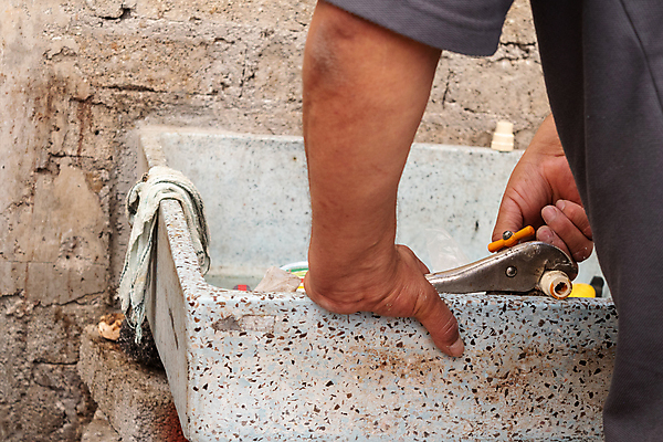 포토 JPG 해외이미지 산업 중년 2 창문 유리 주택 한명 내부 문 업무 틈 수술 엔지니어 재산 균열 은퇴 고정 튜브 배관공 실리콘 옛날 신청 해외포토 1 의학 모션 재질 사람 성인 건물 치료 금융 작업 기술자 파일형식 이미지허브