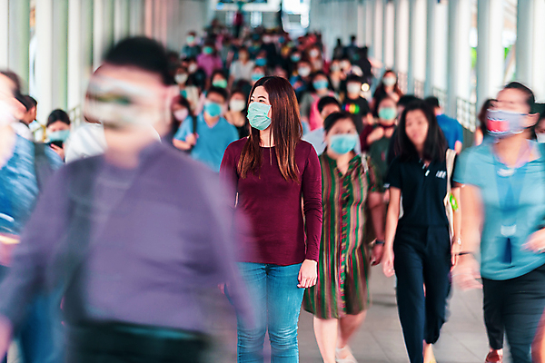 포토 JPG 해외이미지 전신 여자 남자 실내 마스크 서기 여러명 성인 걷기 군중 공포 긴장 성인만 코로나바이러스 해외포토 감정 다수 모션 사람 내부 바이러스 파일형식 이미지허브
