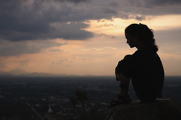 포토 JPG 해외이미지 1 라이프스타일 응시 여자 생각 한명 동양인 성인 슬픔 표현 드라마 문제 혼자 해외포토 시선 감정 사람 인종 생활 파일형식 이미지허브