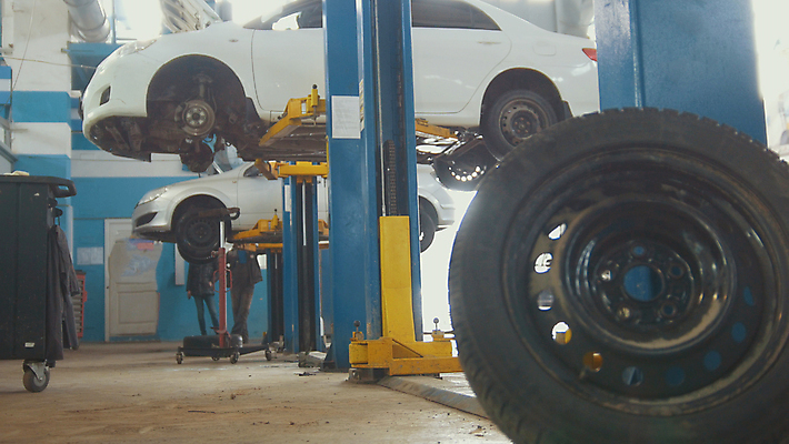 포토 JPG 해외이미지 산업 교통시설 자동차 노동자 실내 안전 사람 사람없음 옆모습 파란색 노란색 상점 손상 장비 흰색 공구 스패너 작업실 기술자 수리 역 휘발유 서비스 리프트 문제 엔진 정비공 모터 유지 자동 제어 조이기 차고 해외포토 직업 육상교통 뷰포인트 컬러 교통 컨셉 모션 내부 도구 석유 시설 파일형식 이미지허브