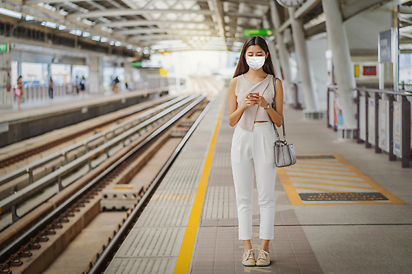 포토 JPG 해외이미지 라이프스타일 여자 얼굴 여행 비즈니스 태국 모바일 한국 건강 가면 마스크 한명 미소 사람 동양인 스마트폰 핸드폰 여행객 건강관리 일본 중국 도시 수술 바이러스 전철 보호 사회이슈 출퇴근 승객 일반 고립 인플루엔자 해외포토 1 아시아 육상교통 컨셉 의학 대중교통 표정 관리 인종 생활 신체부위 치료 전자제품 스마트기기 파일형식 이미지허브