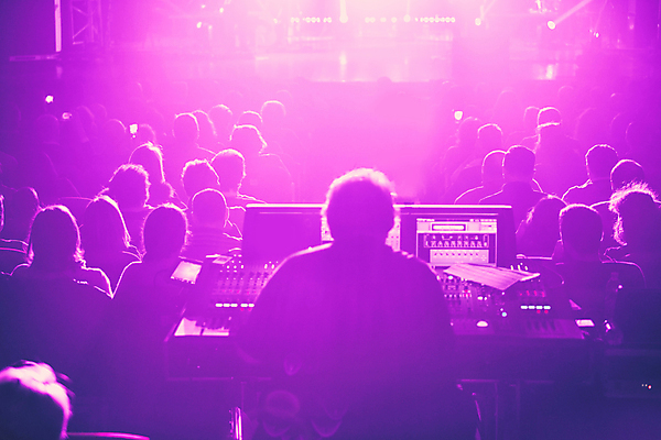 포토 JPG 해외이미지 실루엣 음악 사람 이벤트 사람없음 빛 파티 축제 소리 콘서트 공연 음악가 무대 춤 악단 그룹 군중 야간 믹서 클럽 쇼 팝 생존 해외포토 자연요소 직업 문화예술 촬영기법 파일형식 이미지허브