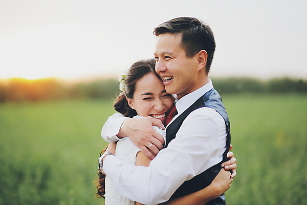 포토 JPG 해외이미지 손 커플 여자 남자 행복 웨딩드레스 신랑 결혼 가족 신혼부부 포옹 자연 하늘 결혼식 남편 키스 함께함 사랑 미소 두명 뷰티 손잡기 일몰 기쁨 신혼여행 축하 아내 우아함 저녁 순간 해외포토 부부 드레스 감정 컨셉 관계 안기 모션 표정 사람 이벤트 신체부위 노을 야간 애정표현 생태계 신혼 파일형식 이미지허브