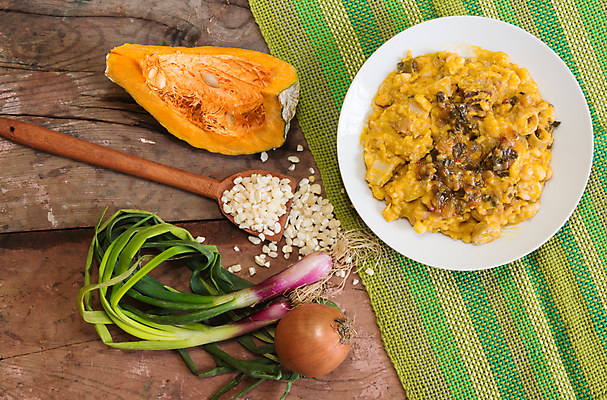 포토 JPG 해외이미지 전통 접시 문화 음식 채소 탁자 파슬리 옥수수 요리 사람없음 수프 냄비 5월 아르헨티나 점심식사 초리조 핸드메이드 해외포토 식기 가구 곡류 식사 날짜 남아메리카 솥 파일형식 이미지허브