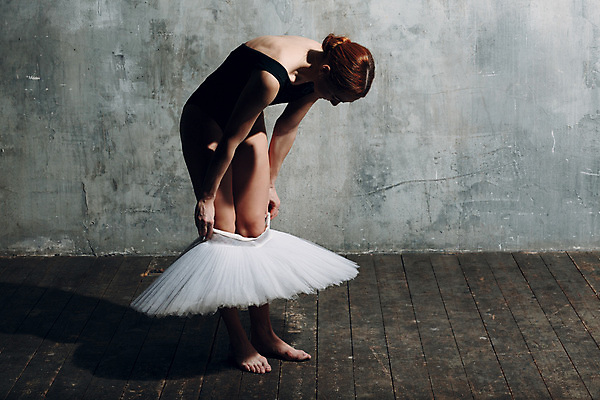 포토 JPG 해외이미지 전신 라이프스타일 여자 실내 한명 서기 성인 옆모습 우아함 발레 발레리나 옷입기 발레복 성인여자한명만 해외포토 1 옷 뷰포인트 컨셉 모션 사람 내부 생활 춤 여자한명만 성인여자만 파일형식 이미지허브