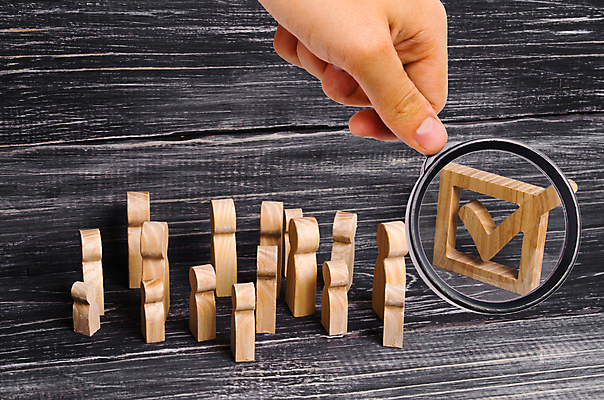 포토 JPG 해외이미지 손 돋보기 실내 들기 신체부위 관찰 말_게임 확대 체크표시 확인 나무배경 해외포토 백그라운드 모션 사람 내부 게임 파일형식 이미지허브