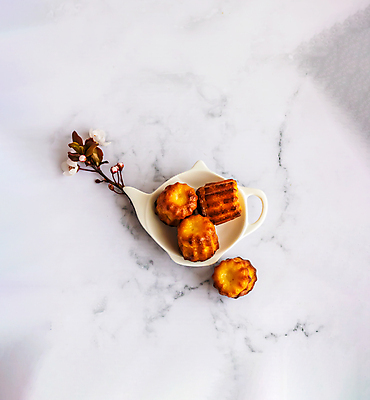 포토 JPG 해외이미지 그릇 디저트 실내 사람없음 벚꽃 흰배경 까눌레 해외포토 식기 꽃 음식 백그라운드 내부 흰색 파일형식 이미지허브