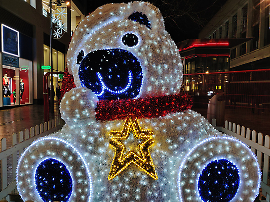 포토 JPG 해외이미지 외관 계절 크리스마스 겨울 전구 곰 전등 사람없음 야외 장식 빛 컬러풀 산타클로스 축제 어둠 야간 저녁 12월 빛망울 점화 해외포토 자연요소 동물 기념일 컬러 포유류 조명 날짜 파일형식 이미지허브