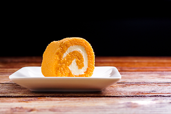 포토 JPG 해외이미지 전통 접시 음식 조각 백그라운드 크리스마스 오렌지 탁자 아침 디저트 나선형 요리 사람없음 목재 갈색 케이크 주방 초콜릿 검은색 축제 식사 빵집 우유 흰색 신선 원형 달콤 맛 아침식사 설탕 자르기 먹기 크림 롤 부드러움 버터 코코아 스펀지 점심식사 바닐라 페스츄리 핸드메이드 해외포토 주간 도형 나무 식기 기념일 음료 빵 컬러 가구 컨셉 무늬 과일 재료 모션 유제품 상점 감각 파일형식 이미지허브