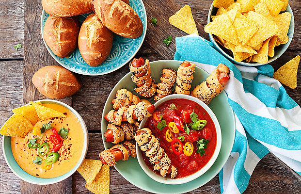 포토 JPG 해외이미지 접시 음식 토마토 고추 피망 파슬리 사람없음 목재 가로 파티 크래커 미식축구 축구 시골 뜨거움 소시지 케첩 허브 향신료 매움 레시피 토마토소스 살사댄스 해외포토 나무 식물 식기 채소 재료 이벤트 구기 쿠키 춤 소스_음식 가공식품 맛 향미료 파일형식 이미지허브