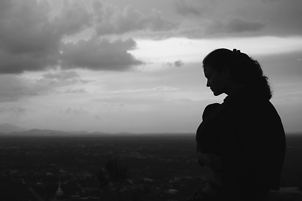 포토 JPG 해외이미지 1 라이프스타일 응시 여자 생각 한명 동양인 성인 슬픔 표현 드라마 문제 혼자 해외포토 시선 감정 사람 인종 생활 파일형식 이미지허브