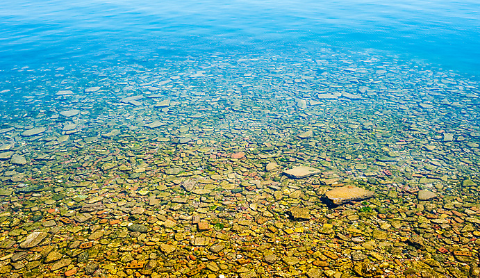 포토 JPG 해외이미지 호수 물결 파도 바다 백그라운드 자연 표면 추상 바닥 사람없음 야외 초록색 물 갈색 수중 조약돌 바위 투명 아래 순수 질감 웨이브 암초 내추럴 깊이 왜곡 침몰 해외포토 자연요소 컬러 컨셉 무늬 돌_바위 방향 생태계 위치 파일형식 이미지허브