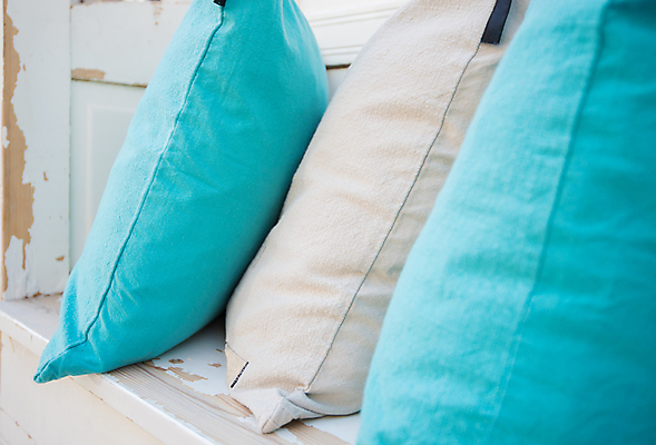 포토 JPG 해외이미지 디자인 가구 쿠션 벤치 베개 휴식 아파트 주택 사람없음 내부 목재 장식 파란색 소파 컬러풀 방 수확 흰색 직물 휴게실 심플 부드러움 리빙 스타일 안락 해외포토 나무 컬러 생활용품 컨셉 농업 의자 재료 침구 건물 감각 파일형식 이미지허브