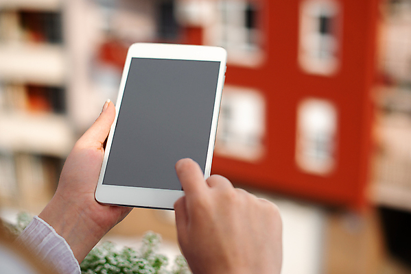 포토 JPG 해외이미지 라이프스타일 손 커피 백그라운드 통신 탁자 모바일 휴식 항해 선물 사람없음 컵 스마트폰 펜 디지털 스크린 공백 터치 머그컵 기록 잡기 업무 어플리케이션 방향 스마트 온라인 관심 무료 소셜 네트워킹 카피스페이스 해외포토 식기 음료 가구 컨셉 배_교통 모션 생활 신체부위 핸드폰 스마트기기 필기구 작업 네트워크 파일형식 이미지허브