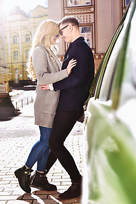 포토 JPG 해외이미지 라이프스타일 손 커플 여자 남자 행복 2 관계 자동차 거리 함께함 사랑 미소 사람 성인 야외 두명 태양 유행 귀여움 맑음 봄 기쁨 도시 닫기 정상 주말 인기 스타일 해외포토 자연요소 계절 감정 육상교통 컨셉 모션 날씨 표정 생활 신체부위 파일형식 이미지허브