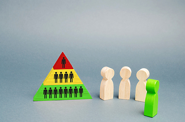 포토 JPG 해외이미지 회색배경 사람모양 실내 사람없음 말_게임 삼각형 피라미드 계급 해외포토 모양 도형 건축물 백그라운드 내부 회색 게임 랜드마크 파일형식 이미지허브