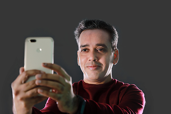 포토 JPG 해외이미지 모델 남자 40대 중동 모바일 세포 한명 사람 동양인 스마트폰 핸드폰 카메라 회색 표현 인도인 스마트 스타일 해외포토 외국인 1 나라 컬러 중년 컨셉 인종 전자제품 스마트기기 파일형식 이미지허브