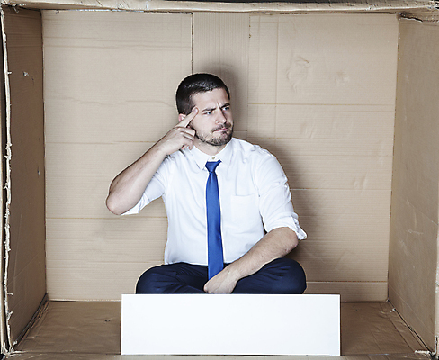 포토 JPG 해외이미지 전신 백인 남자 한명 앉기 성인 앞모습 상자 사무실 비즈니스맨 갇힘 답답함 성인남자한명만 카피스페이스 해외포토 서양인 1 뷰포인트 비즈니스 모션 사람 공백 직장인 감각 남자한명만 성인남자만 파일형식 이미지허브