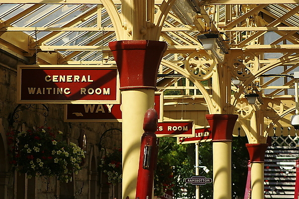 포토 JPG 해외이미지 꽃 선 여행 휴가 영국 잉글랜드 항해 매달리기 사람없음 바구니 기차 수확 역사 분위기 역 향수 사인 출발 단상 구식 옛날 해외포토 식물 유럽 육상교통 컨셉 농업 배_교통 교통시설 모션 대중교통 화장품 파일형식 이미지허브