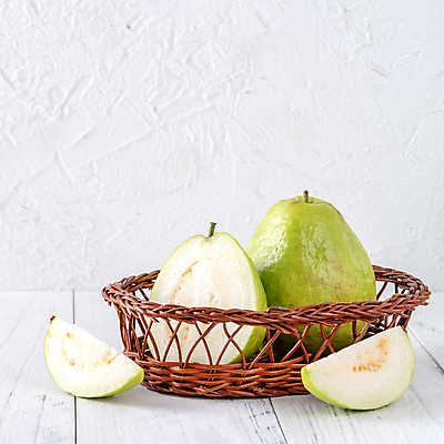 포토 JPG 해외이미지 그릇 과일 단면 실내 사람없음 바구니 흰배경 슬라이스 과일조각 구아바 해외포토 식기 조각 백그라운드 내부 흰색 열대과일 파일형식 이미지허브