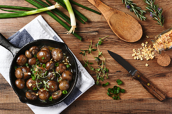 포토 JPG 해외이미지 음식 채소 탁자 양파 마늘 요리 사람없음 목재 세로 주방 식당 숟가락 버섯 튀김 기구 시골 프라이팬 칼 성분 로즈메리 백리향 세이지 채식주의자 해외포토 나무 가구 재료 주방용품 수저 상점 허브 채식 파일형식 이미지허브