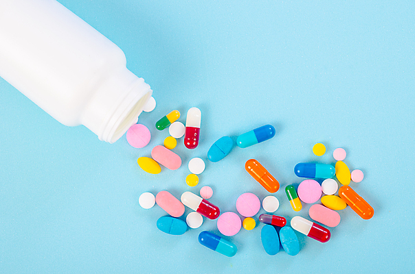 포토 JPG 해외이미지 의학 실내 사람없음 알약 약 약병 파란배경 해외포토 백그라운드 내부 파란색 병_담는 파일형식 이미지허브