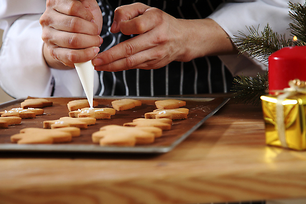 포토 JPG 해외이미지 손 쟁반 실내 들기 신체부위 선물상자 쿠키 제과 잡기 그리기 나무탁자 음식데코레이션 진저맨 짤주머니 진저쿠키 해외포토 모션 탁자 디저트 선물 사람 내부 상자 제과제빵 제빵도구 파일형식 이미지허브