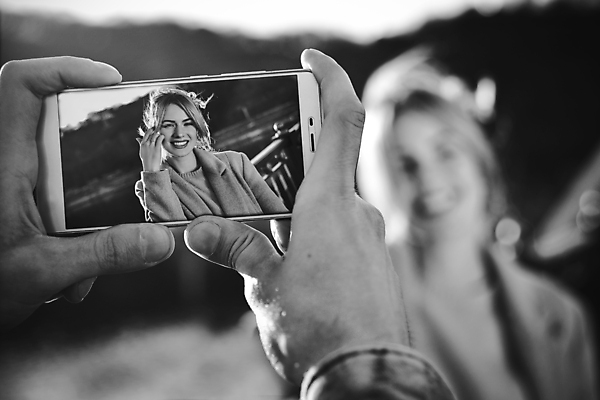 포토 JPG 해외이미지 백인 여자 남자 행복 여행 거리 세포 한명 사람 성인 야외 스마트폰 뷰티 유행 여행객 카메라 봄 도시 해외포토 서양인 1 계절 감정 전자제품 핸드폰 스마트기기 파일형식 이미지허브