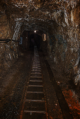 포토 JPG 해외이미지 유럽 사람없음 빛 금속 어둠 기계 장비 기차 수확 공구 역사 터널 황금 은색 위험 광석 버리기 발굴 부식 통로 박물관 지하 정맥 광부 복잡 슬로바키아 옛날 지질학 해외포토 직업 교육 나라 길 육상교통 컬러 컨셉 농업 모션 재질 대중교통 도구 혈관 파일형식 이미지허브