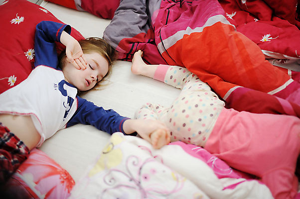 포토 JPG 해외이미지 딸 행복 어린이 2 가족 베개 침구 놀이 엄마 아침 휴식 주택 함께함 건강 한명 미소 가로 금발 맑음 꿈 잠옷 침대 아기 달콤 담요 자매 낮잠 보안 일요일 걸음마 취침시간 안락 해외포토 주간 1 헤어스타일 옷 여자 감정 가구 컨셉 관계 모션 날씨 표정 안전 사람 건물 잠 맛 요일 파일형식 이미지허브