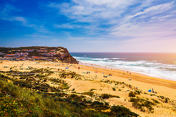 포토 JPG 해외이미지 유럽 길 모래 파도 바다 여행 백그라운드 자연 하늘 휴가 풍경 사람없음 야외 목재 물 여름 파란색 태양 계단 마을 산책로 지중해 모래언덕 포르투갈 대서양 방법 해외포토 자연요소 나무 계절 나라 컬러 재료 언덕 생태계 파일형식 이미지허브